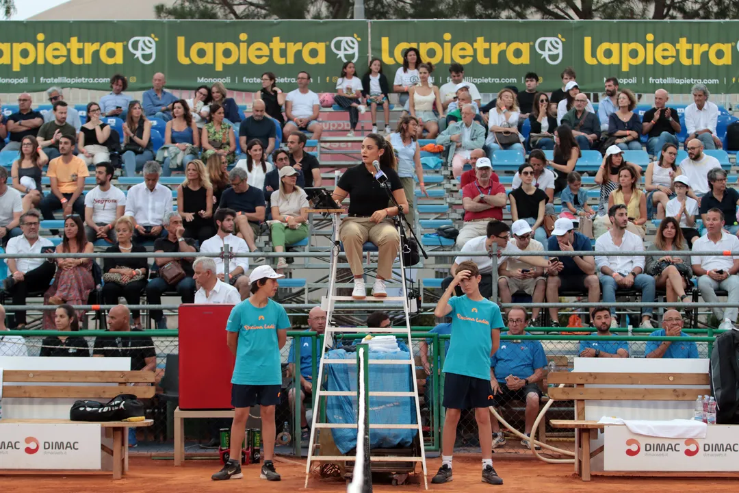 Campo centrale dell’Open delle Puglie con pubblico, giudice di sedia e giocatrici.