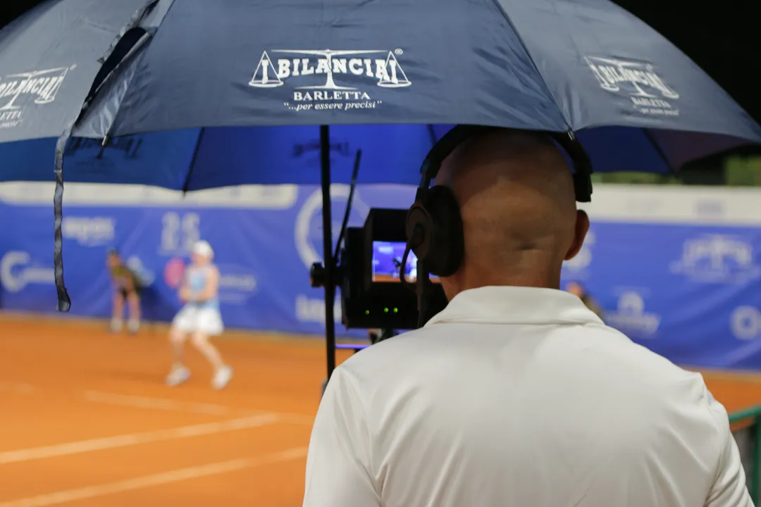 Operatore video a bordocampo durante una partita dell’Open delle Puglie.
