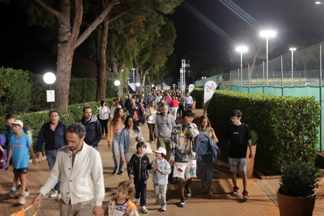 Pubblico in ingresso all’Open delle Puglie durante una serata del torneo.