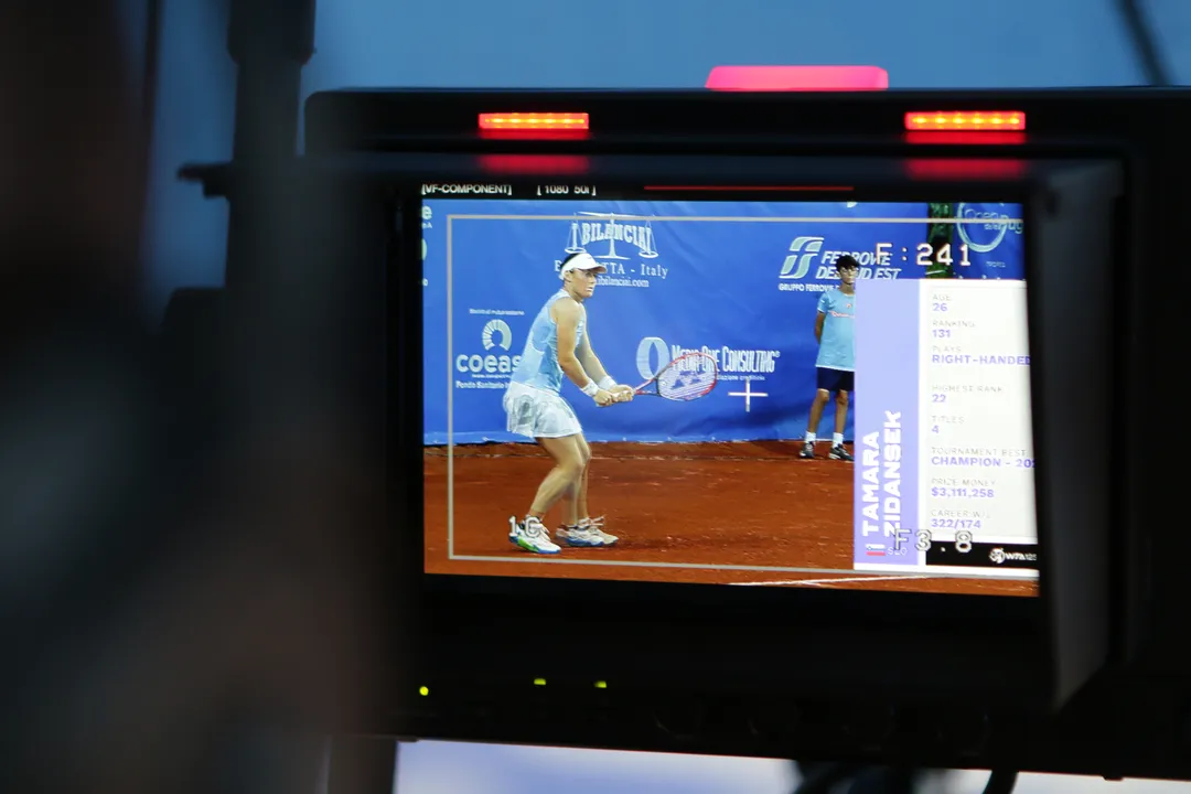 Monitor della regia video durante la ripresa di un match dell’Open delle Puglie.