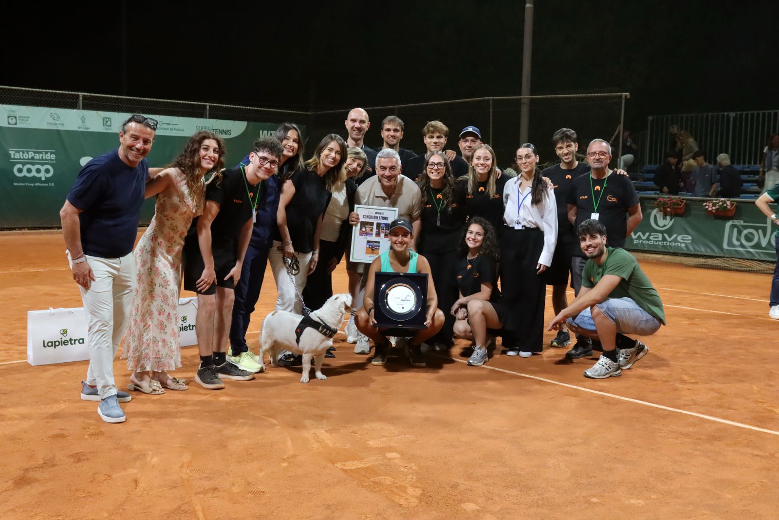 Leyre Romero Gormaz posa con lo staff e gli organizzatori dell’Open delle Puglie WTA 125 a Foggia