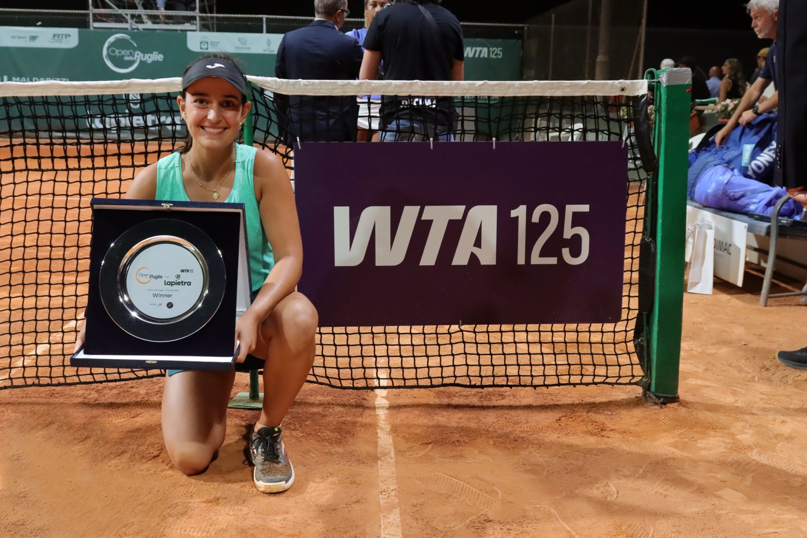 Leyre Romero Gormaz posa con il trofeo da vincitrice dell’Open delle Puglie WTA 125 a Foggia