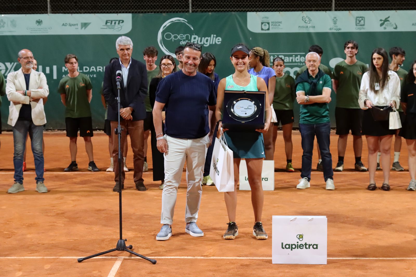 Leyre Romero Gormaz con Vincenzo Lapietra, socio fondatore di Lapietra, durante la premiazione dell’Open delle Puglie WTA 125