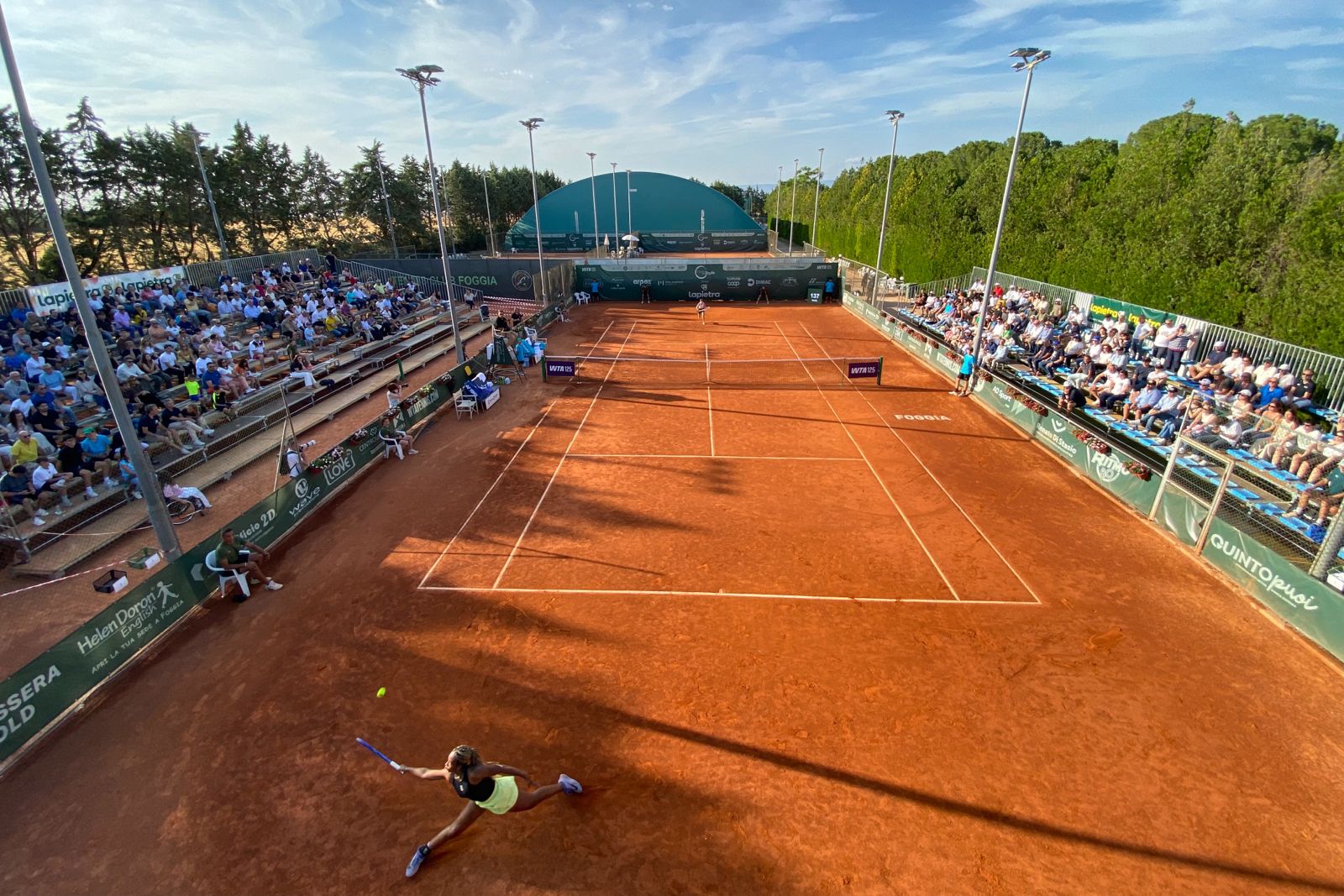 Vista dall’alto del campo centrale e delle tribune durante l’Open delle Puglie WTA 125 a Foggia