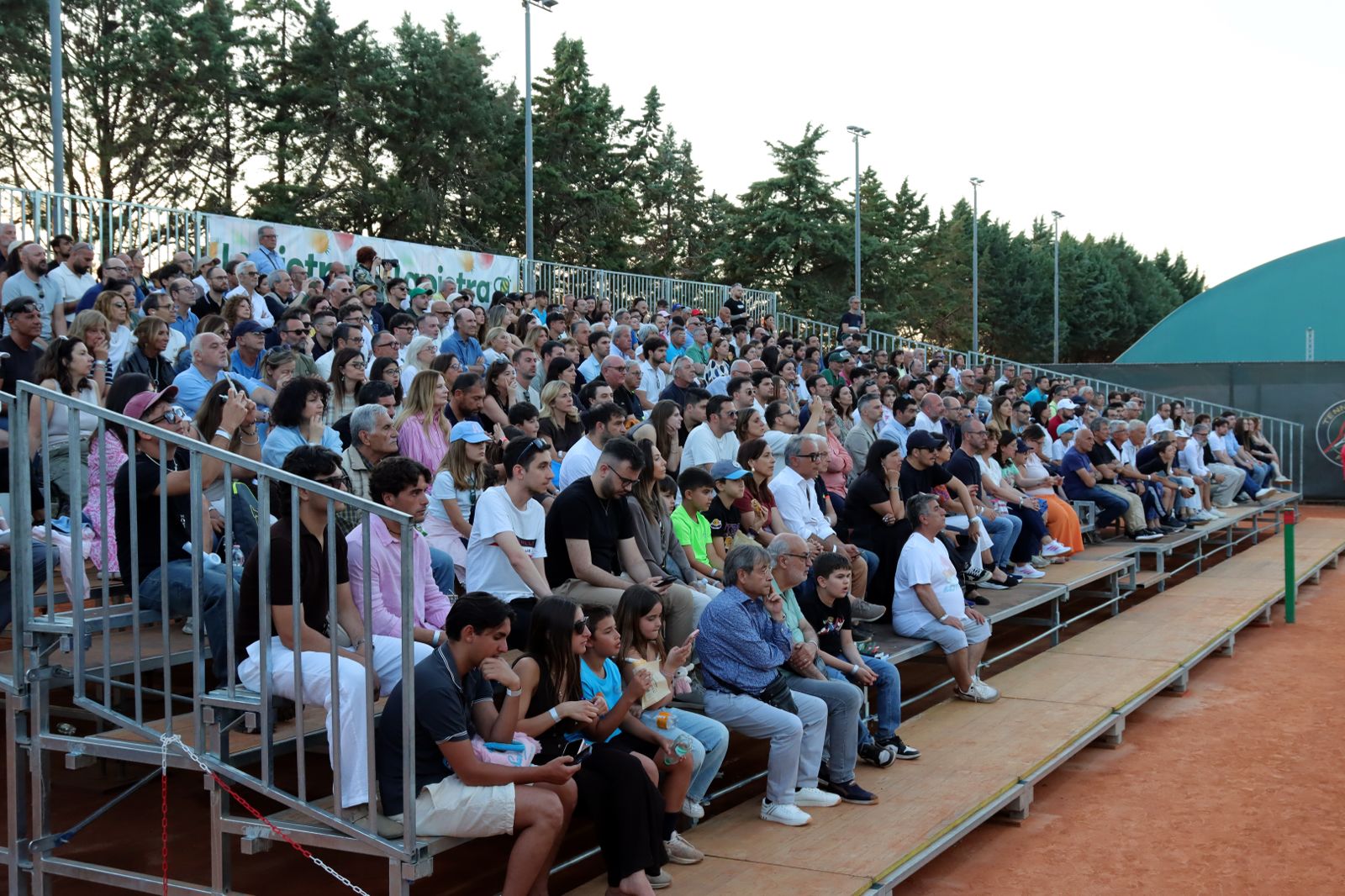Spettatori sulle tribune del Tennis Club Foggia durante la finale dell’Open delle Puglie WTA 125