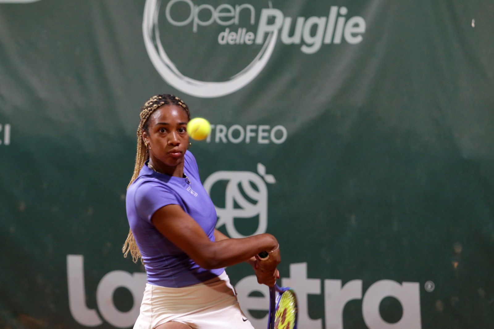 Tyra Caterina Grant esegue un rovescio durante la finale dell’Open delle Puglie WTA 125 a Foggia